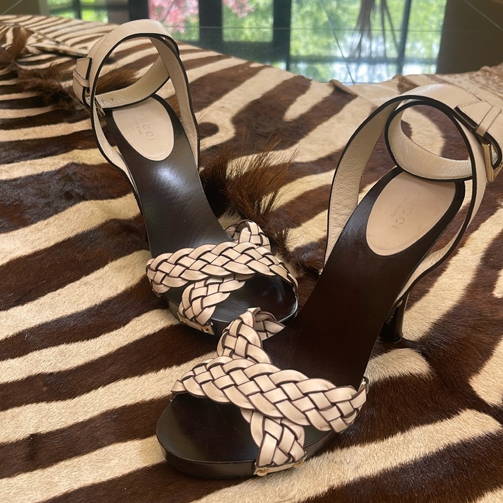 GUCCI wood and leather wrap around sandals. Size 7 1/2